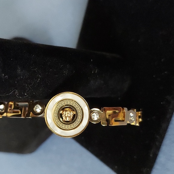 Luxury design Gold Tone Bangle - Picture 9 of 12